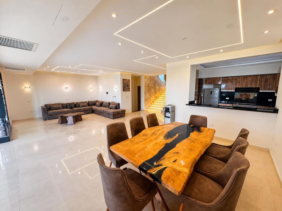 Kitchen or kitchenette, Living room, Seating area