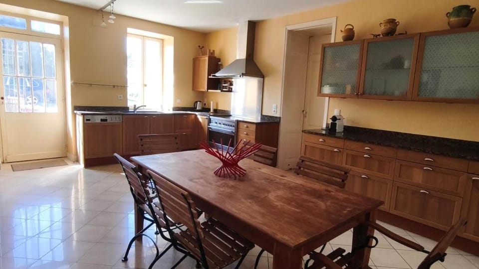 Dining area, dishwasher, stove