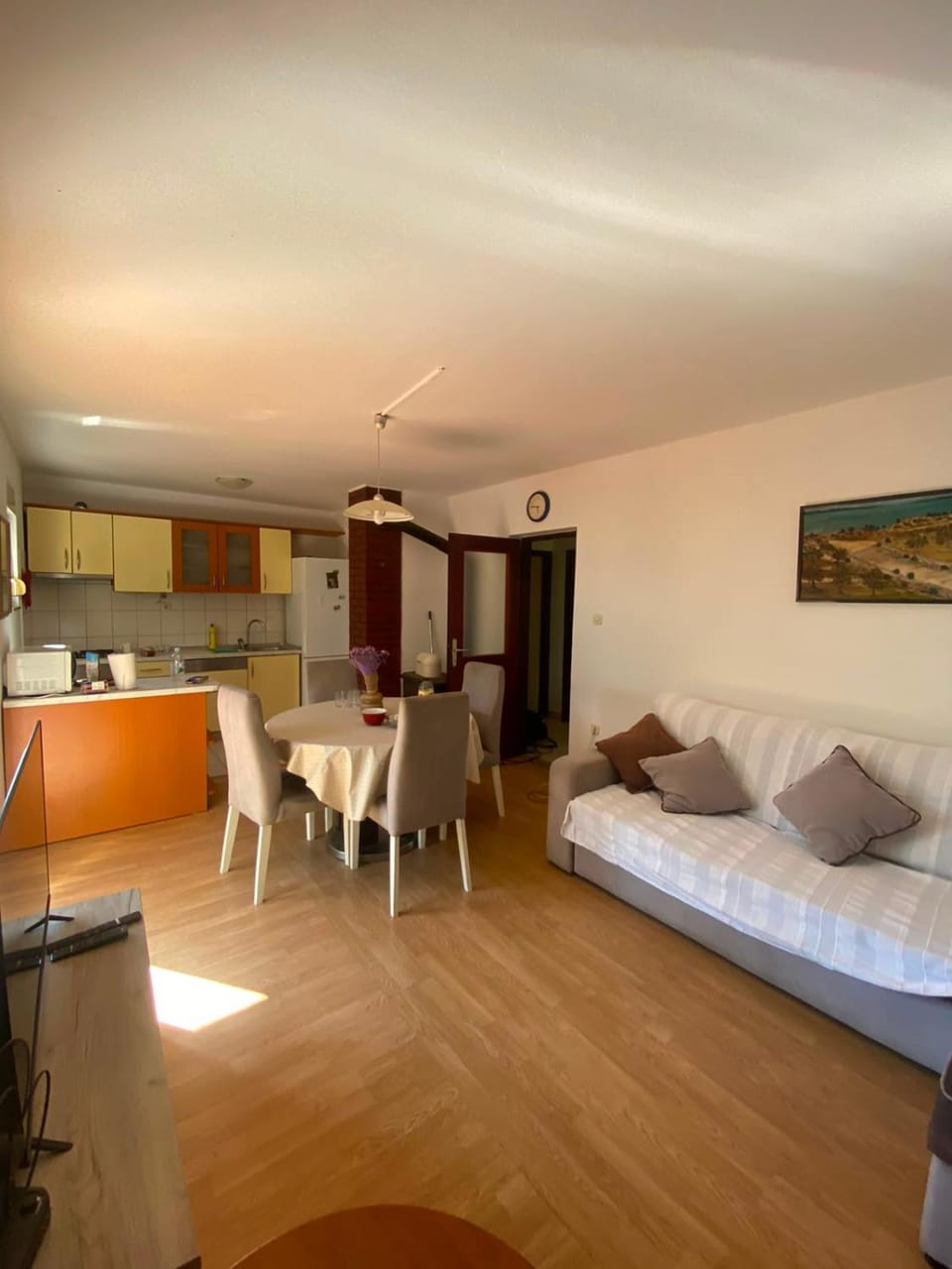 Kitchen or kitchenette, Living room, Seating area, Dining area