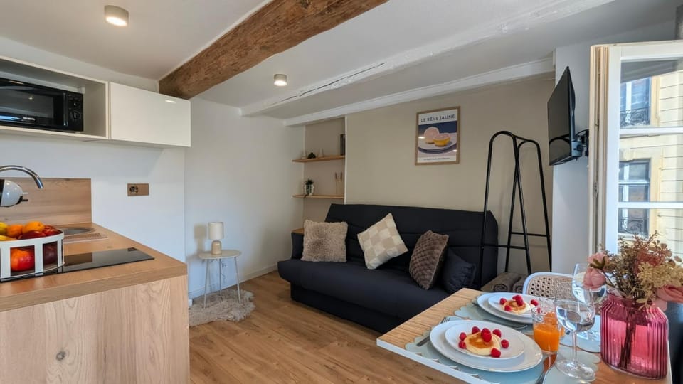 Bed, Kitchen or kitchenette, Dining area