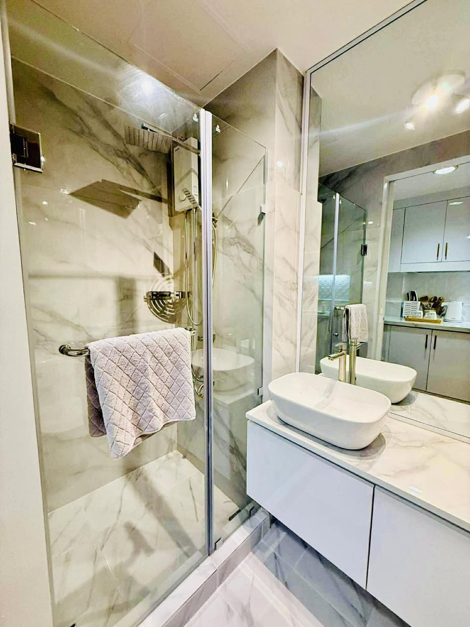 Shower, Toilet