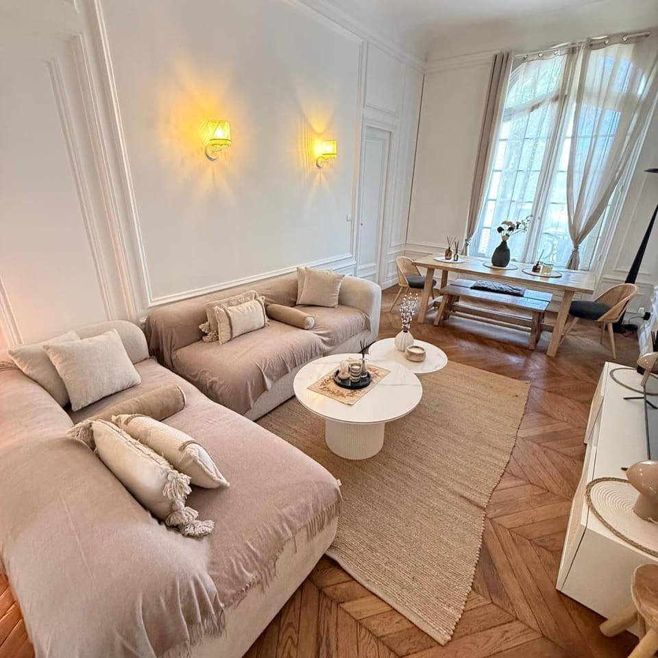 standing victor Hugo champs elysee Trocadero Apartment in Paris
