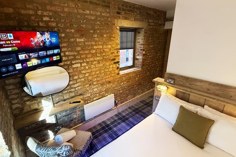 Bed, TV and multimedia, Bedroom