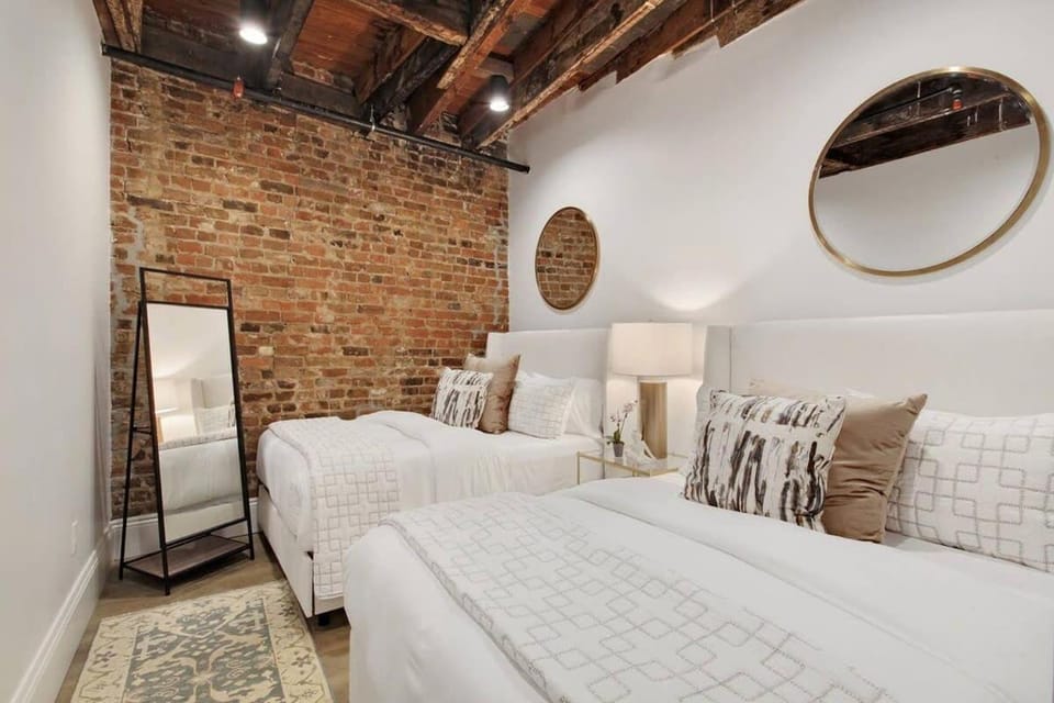 Luxe 8BR CBD Duplex Private Courtyard Hotel in French Quarter
