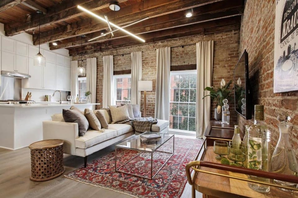 Luxe 8BR CBD Duplex Private Courtyard Hotel in French Quarter