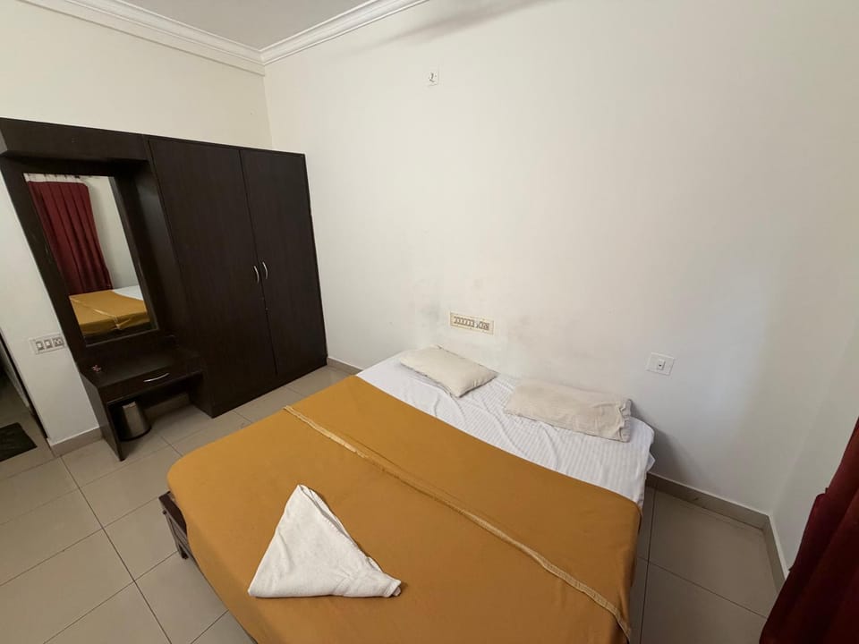 Photo of the whole room, Bedroom