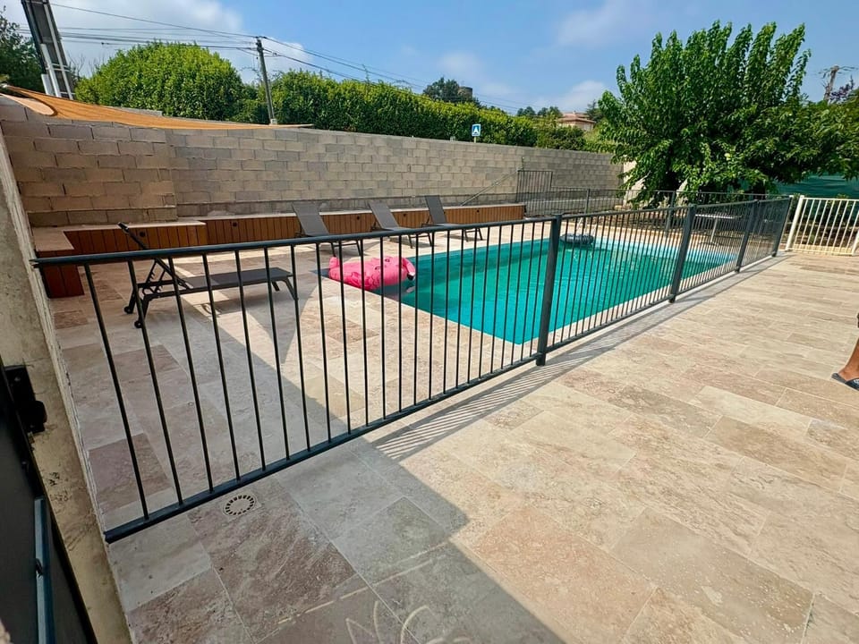 Patio, Swimming pool, sunbed