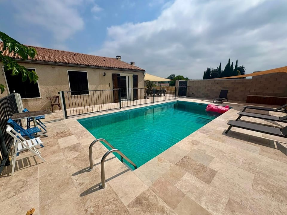 Property building, Patio, Day, Pool view, Swimming pool, sunbed