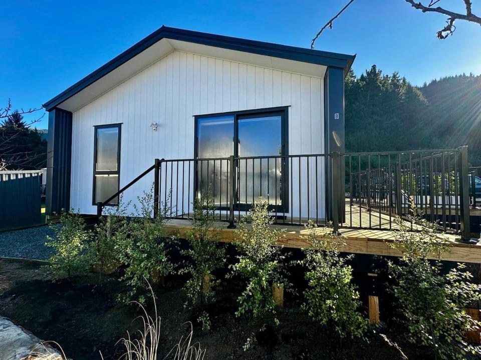 Comfort & Style - Walk to Town & Secure Bike Storage House in Queenstown