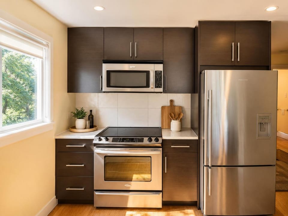 West End 2 BR Near Stanley Park and Robson Apartment in Vancouver