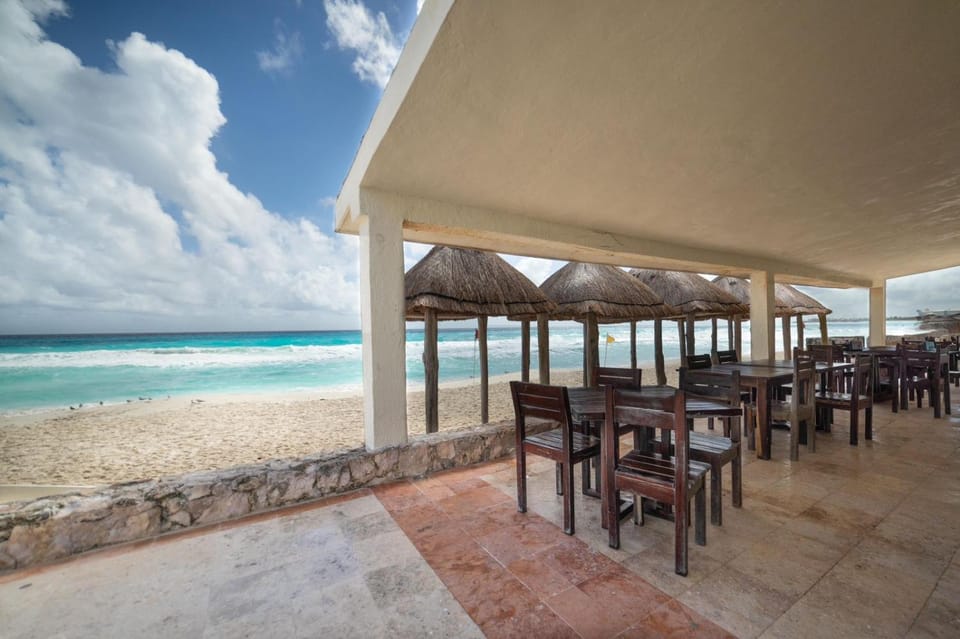 Solymar villas exclusivas frente al mar caribe Apartment hotel in Cancun