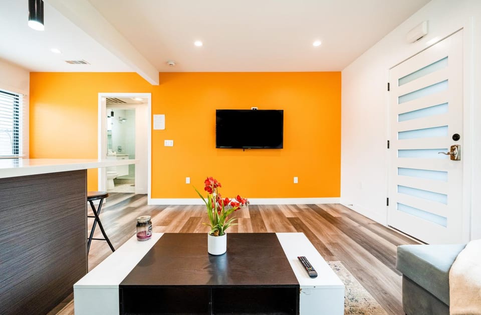 Modern 1BR Loft with Free Parking, Balcony & In-Unit Laundry Apartment in Hollywood