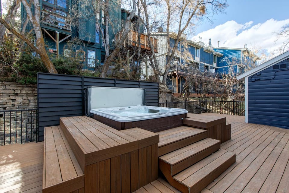 Patio, Day, Neighbourhood, Hot Tub