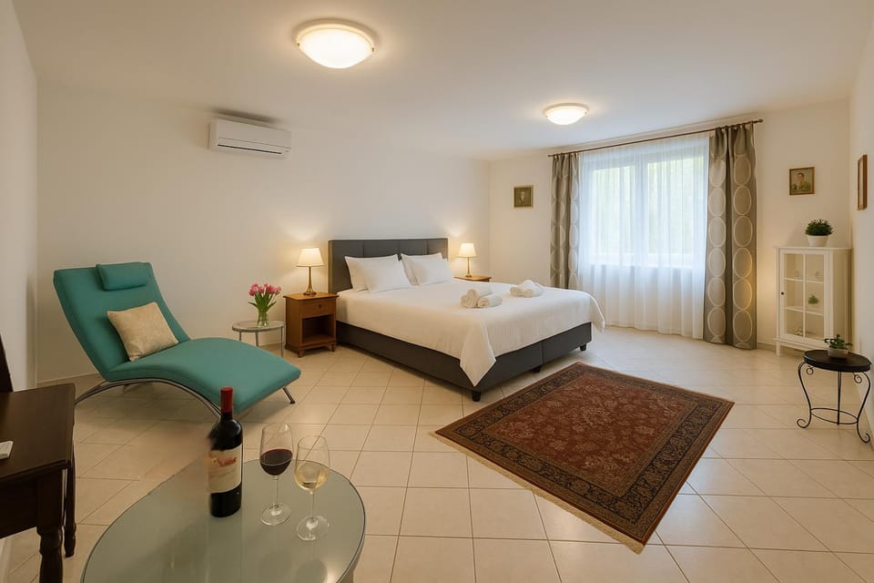 Bed, Photo of the whole room, Seating area, Bedroom, air conditioner