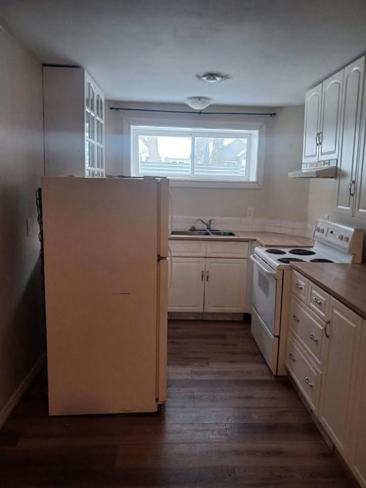 Kitchen or kitchenette, dishwasher, oven