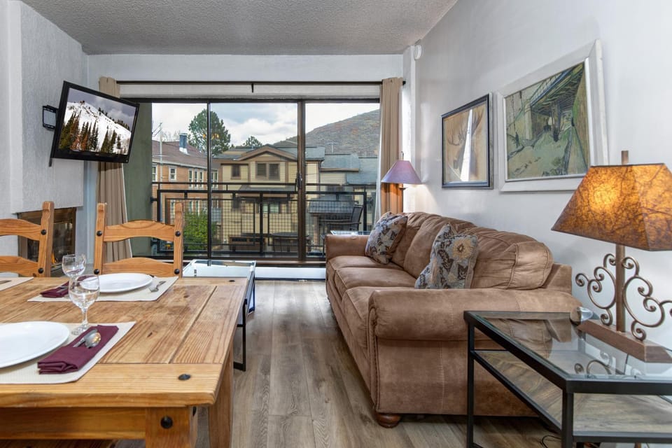Patio, Day, Living room