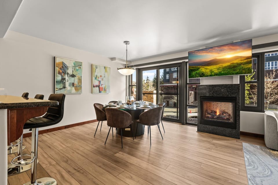 TV and multimedia, Seating area, Dining area, Mountain view, fireplace, furniture