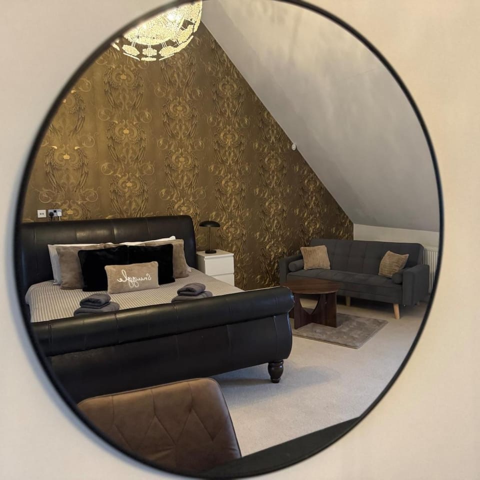 Spacious 2-Bedroom Duplex Apartment With Private Gated Parking Apartment in Doncaster