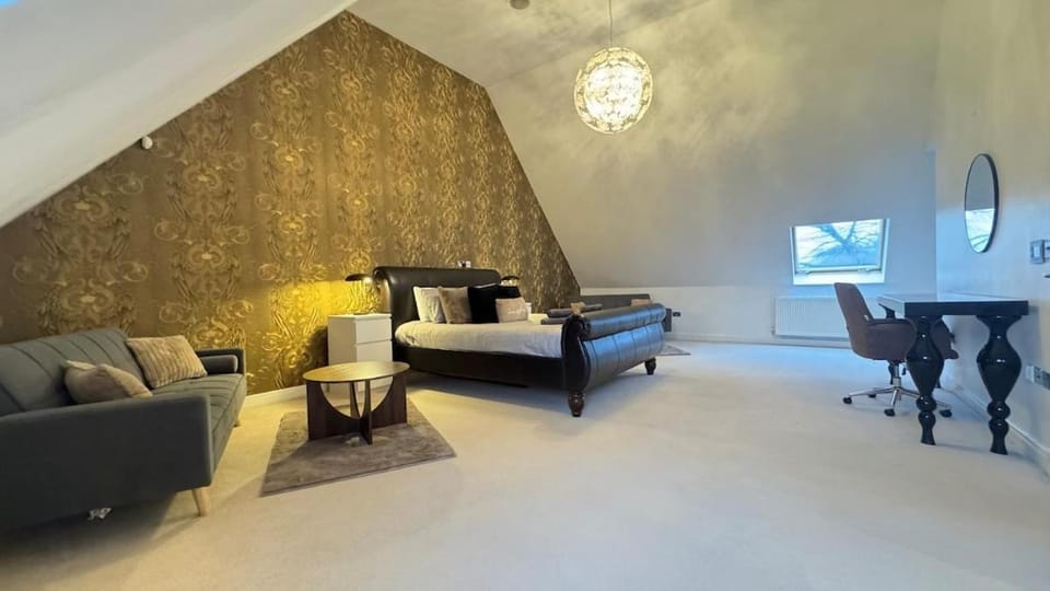 Spacious 2-Bedroom Duplex Apartment With Private Gated Parking Apartment in Doncaster