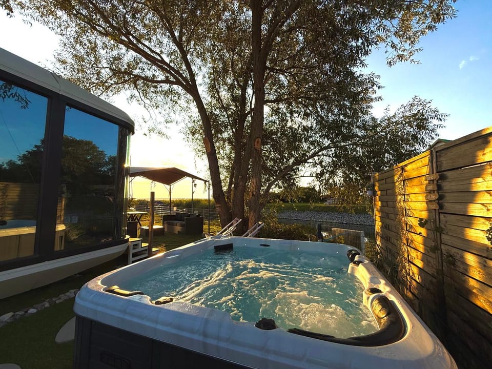 Garden, Hot Tub