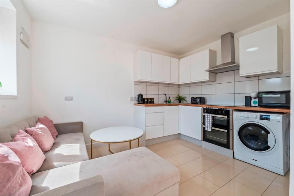 Coffee/tea facilities, Kitchen or kitchenette, Living room, Seating area, oven, stove, toaster, washing machine