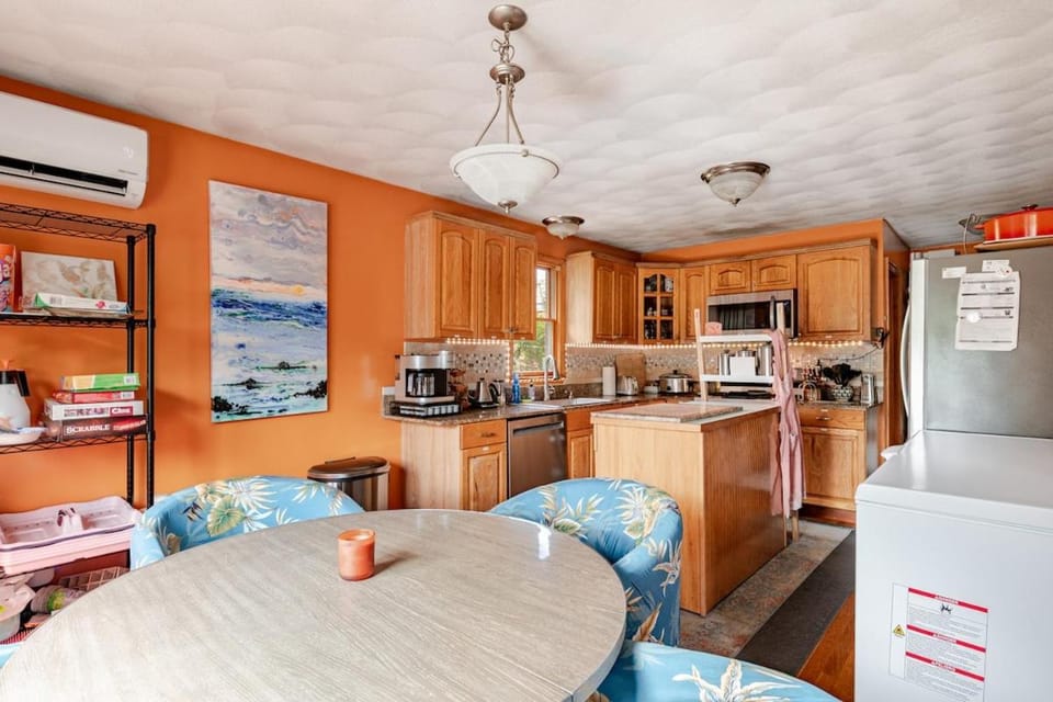 3BDRM-1.5Bath Home- walk to Salem-Beach-shops-pubs House in Salem