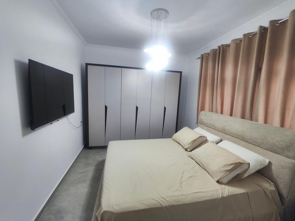 Bed, TV and multimedia, Photo of the whole room, Bedroom
