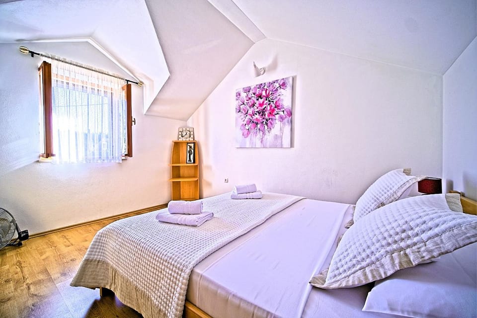Villa Valentina with pool and close to beach House in Selca, Brač