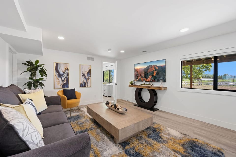 Day, TV and multimedia, Living room, Seating area, furniture, air conditioner