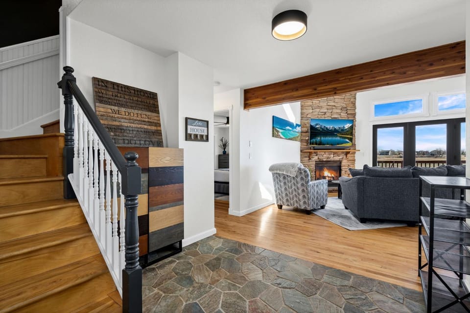 Day, Living room, Seating area, Mountain view, fireplace, furniture