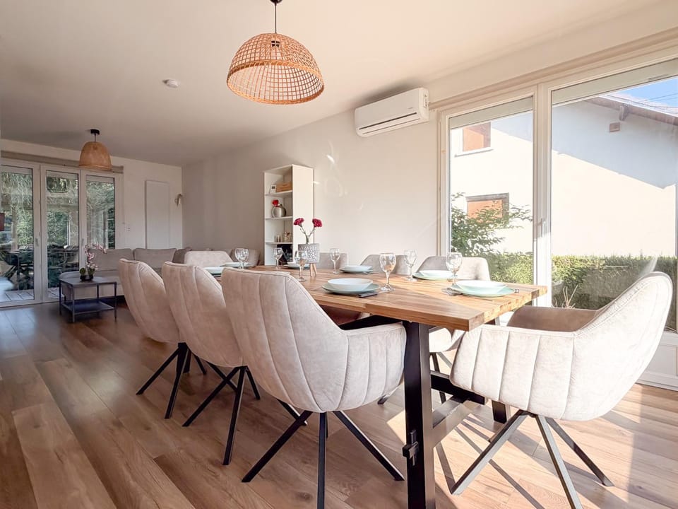 Seating area, Dining area
