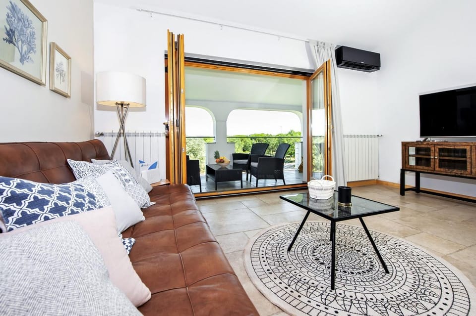 Communal lounge/ TV room, TV and multimedia, Living room, Seating area, air conditioner