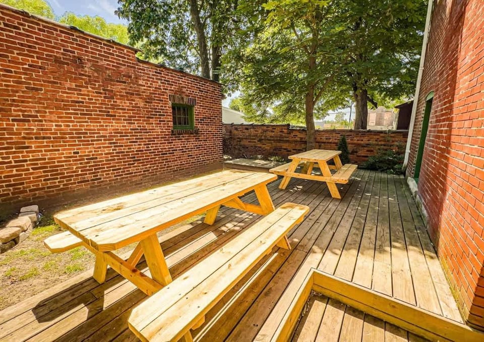 Staneks Pub- 8BR 2 BA Close to Niagara Falls House in Niagara Falls