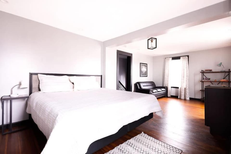 Staneks Pub- 8BR 2 BA Close to Niagara Falls House in Niagara Falls