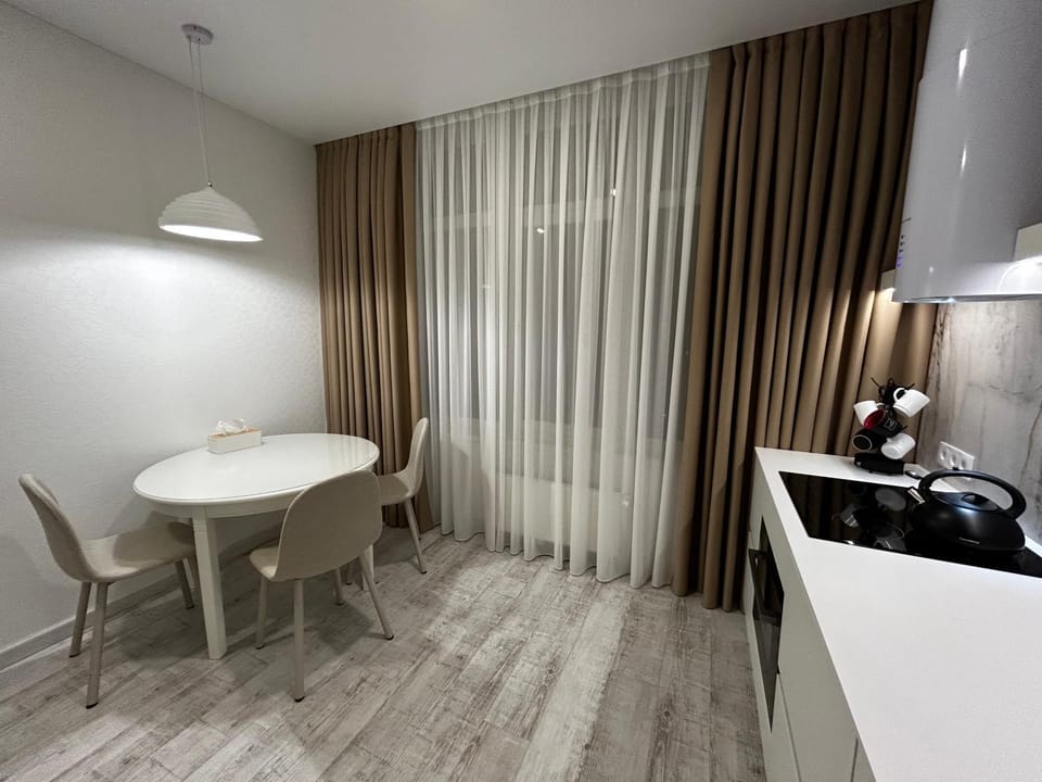 Kitchen or kitchenette, Dining area