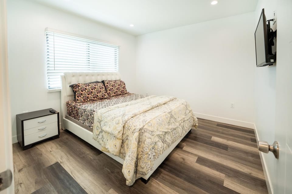 Modern Designer Loft 1BR Balcony Free Parking Sleeps 4 Apartment in Hollywood