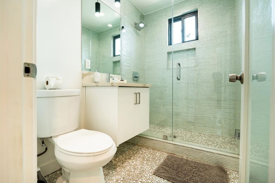 Modern Designer Loft 1BR Balcony Free Parking Sleeps 4 Apartment in Hollywood
