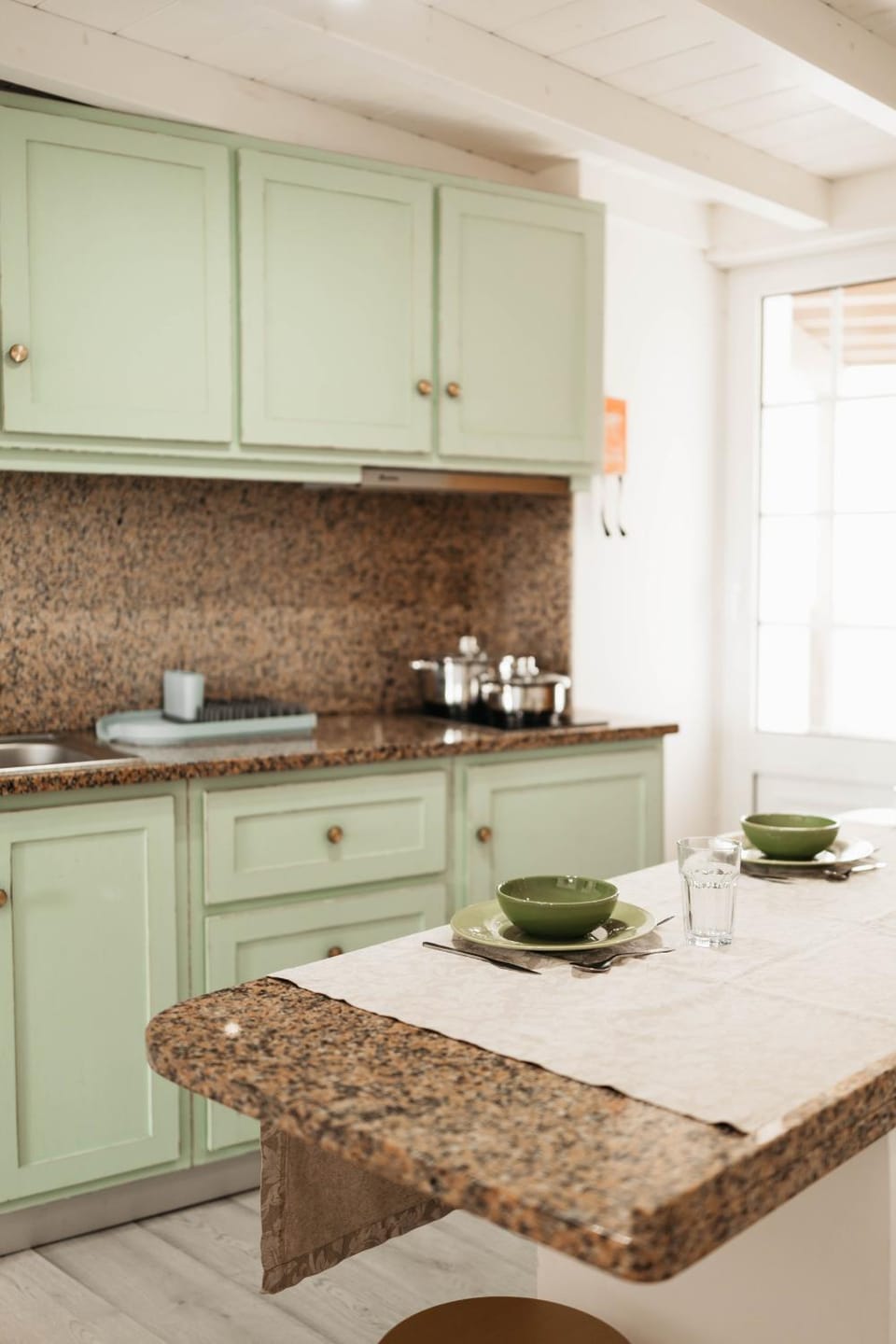 Coffee/tea facilities, Kitchen or kitchenette, Dining area, stove