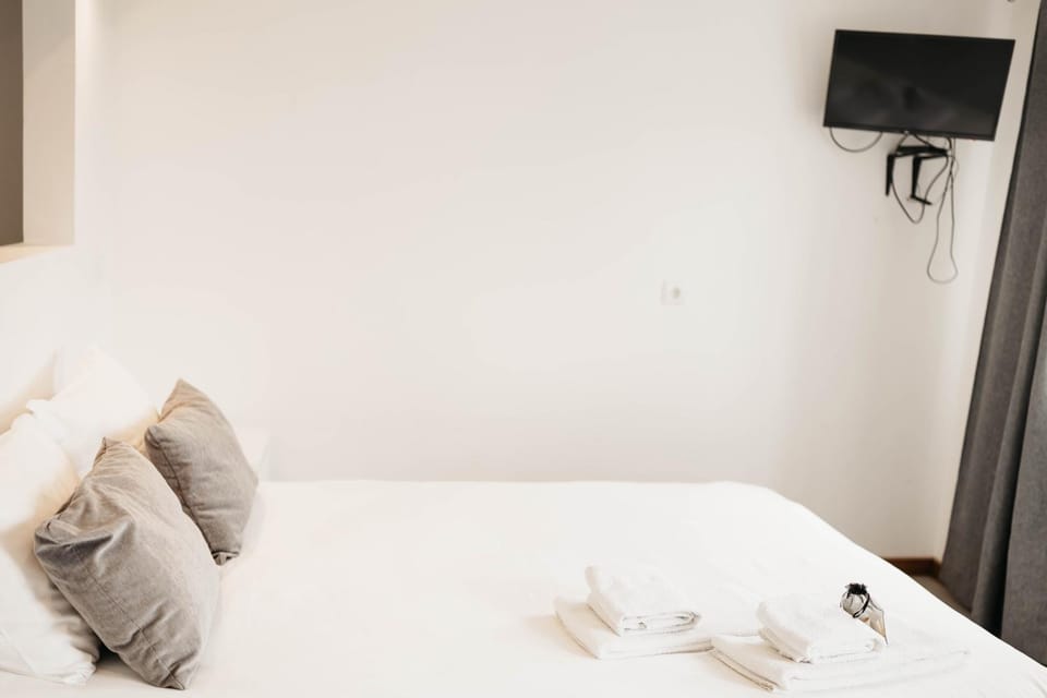 Bed, TV and multimedia, Photo of the whole room, Bedroom, towels