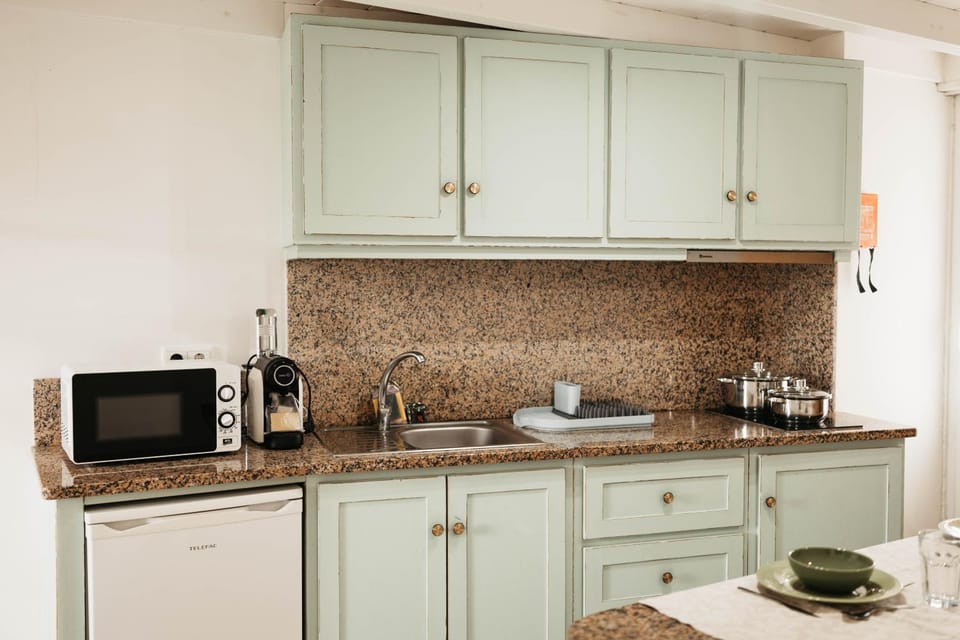 Coffee/tea facilities, Kitchen or kitchenette, stove, toaster