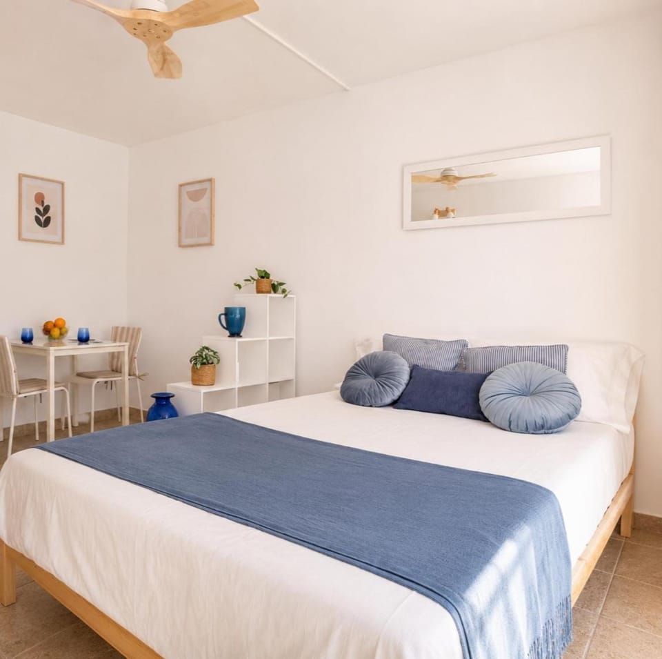 1 minute from the beach, In the heart of Roses, Side sea view Estudio Apartment in Roses