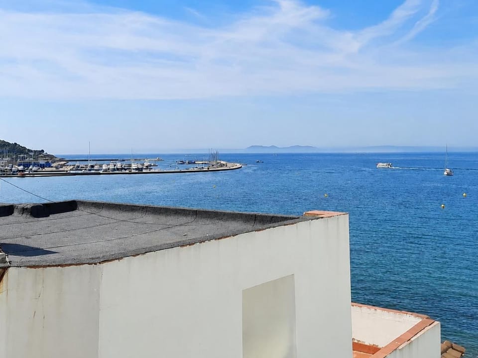 1 minute from the beach, In the heart of Roses, Side sea view Estudio Apartment in Roses