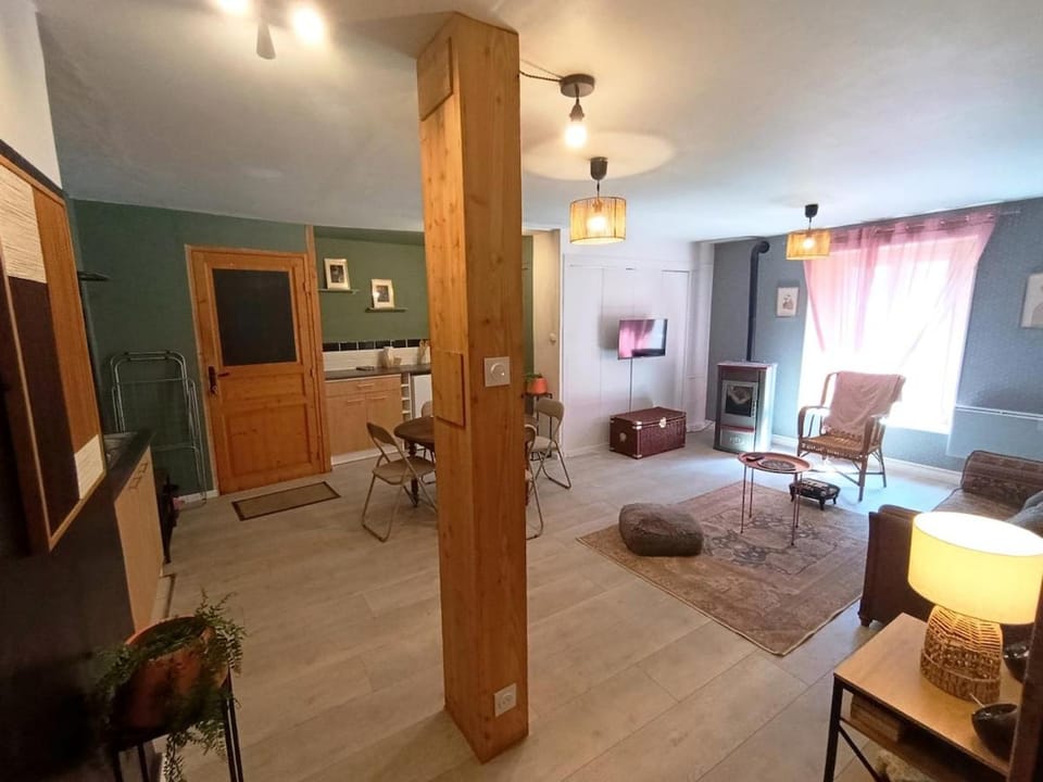 Appartement cosy tout équipé centre d'Olliergues Apartment in Auvergne-Rhône-Alpes
