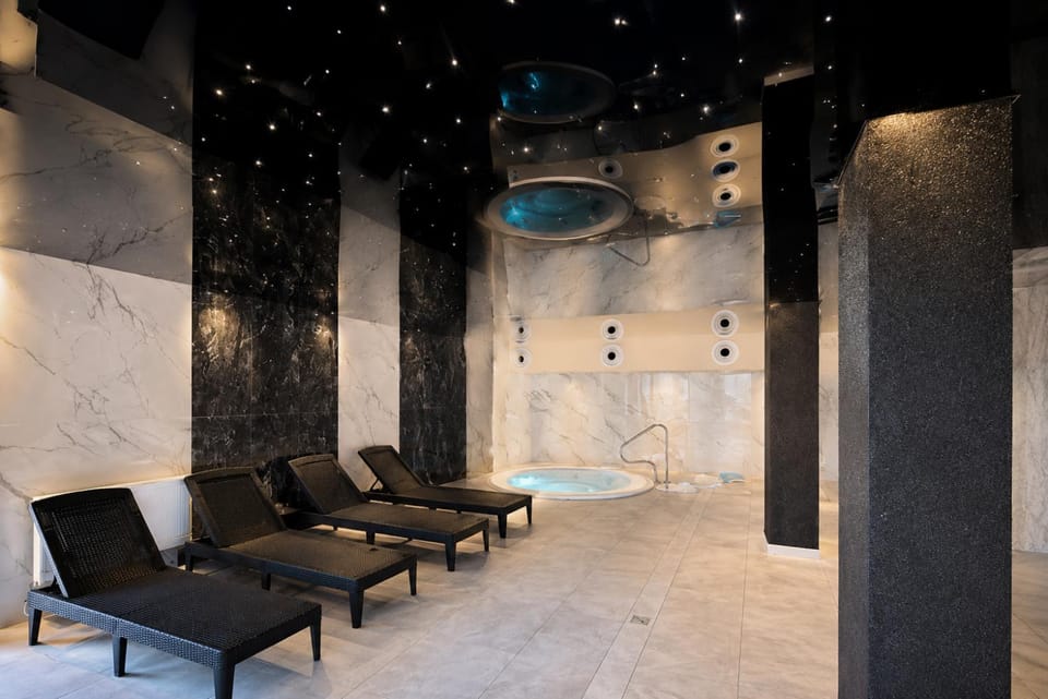 Swimming pool, sunbed