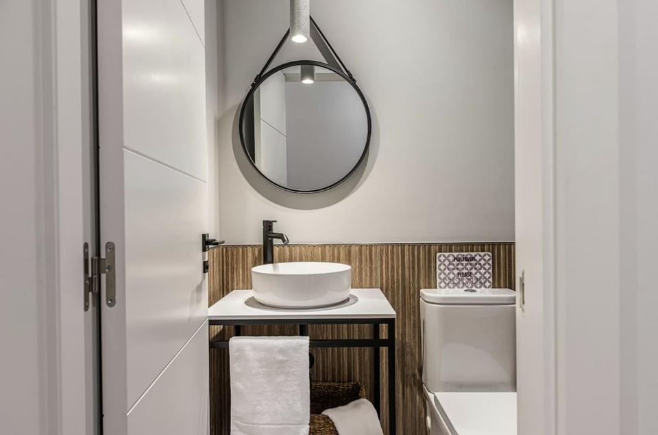 Toilet, Bathroom, towels