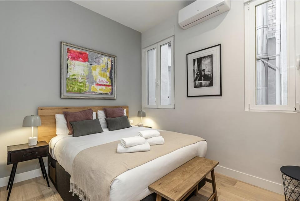 Bed, Photo of the whole room, Bedroom, towels, air conditioner
