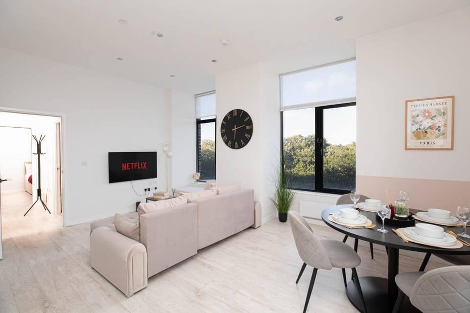Communal lounge/ TV room, TV and multimedia, Living room, Seating area, Dining area, Evening entertainment