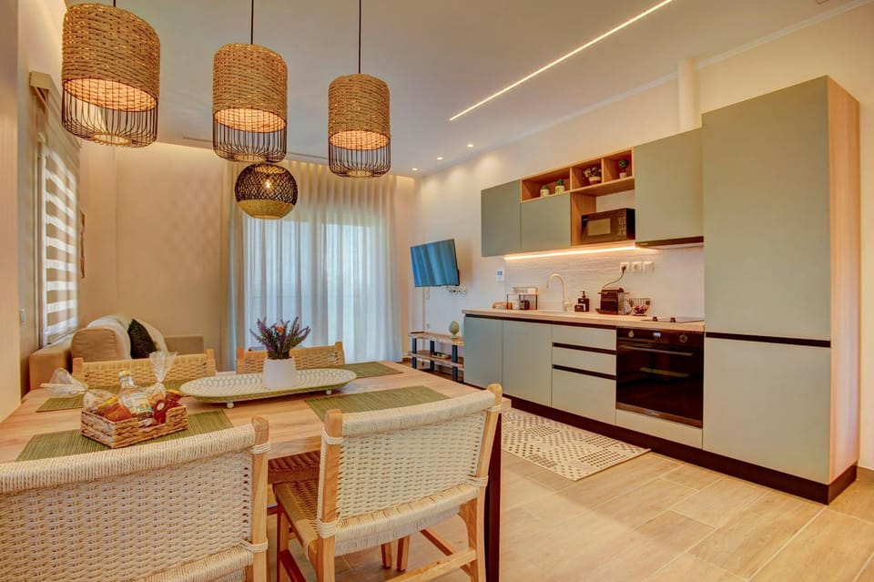 TV and multimedia, Kitchen or kitchenette, Dining area, oven, stove