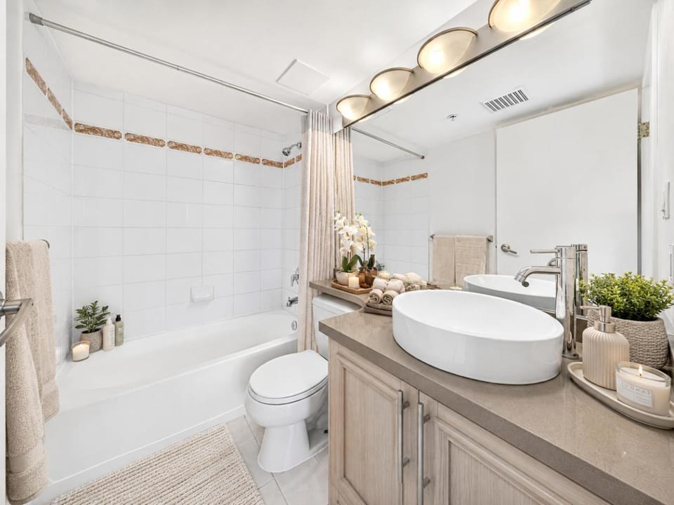 Cozy 2BR City Escape in Downtown Vancouver Apartment in Vancouver