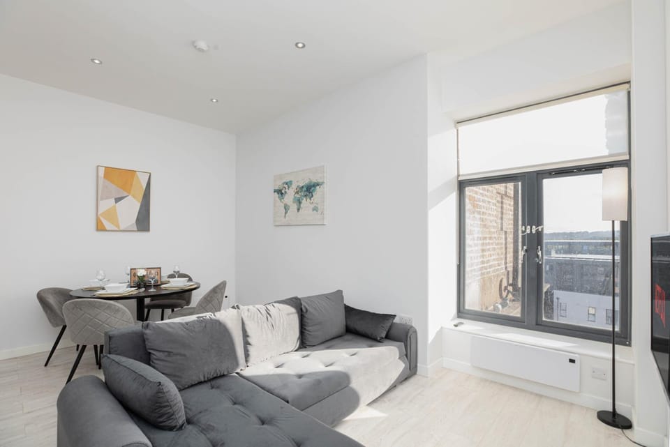 Communal lounge/ TV room, TV and multimedia, Living room, Seating area, Dining area, City view